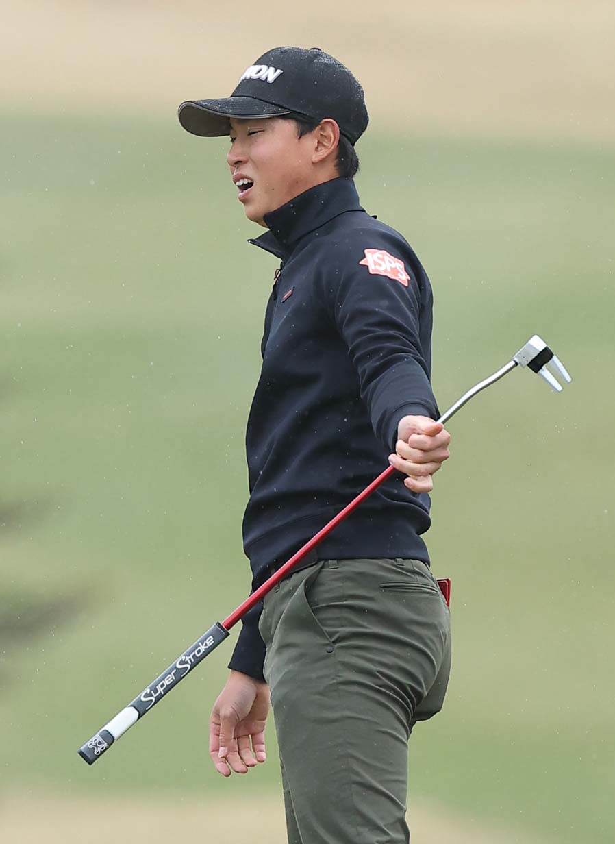桂川はプレーオフのバーディーパットが惜しくも外れ悔しそうな表情を見せる（撮影・上田博志）