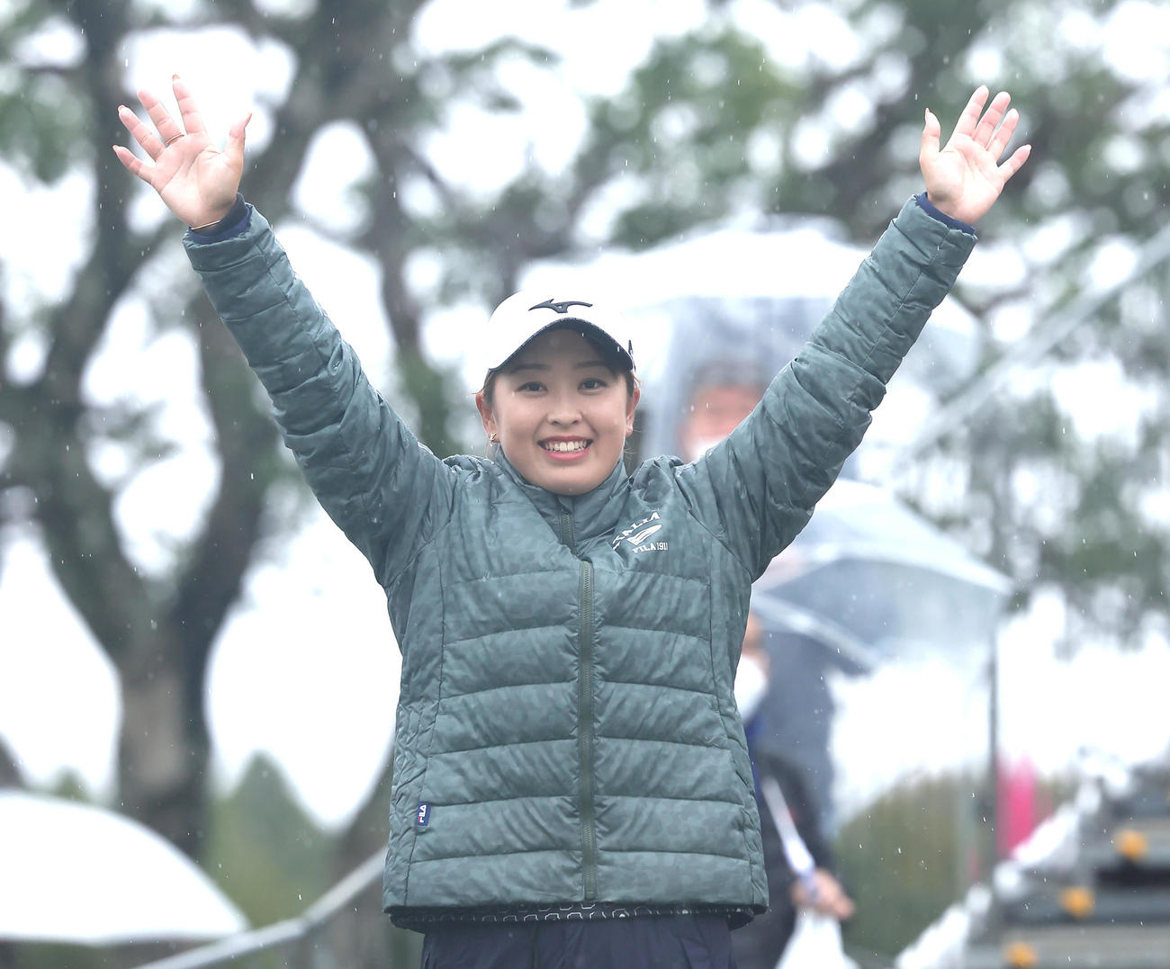 優勝した西郷はバンザイで喜ぶ（撮影・足立雅史）