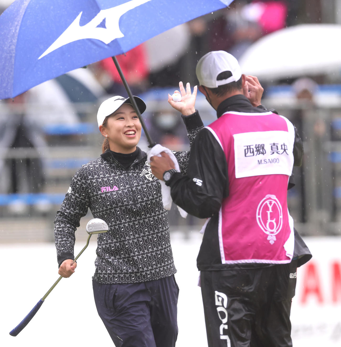 優勝を決め笑顔でタッチを交わす西郷（撮影・足立雅史）