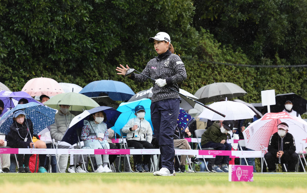 雨の中、最終日に臨む西郷（撮影・足立雅史）