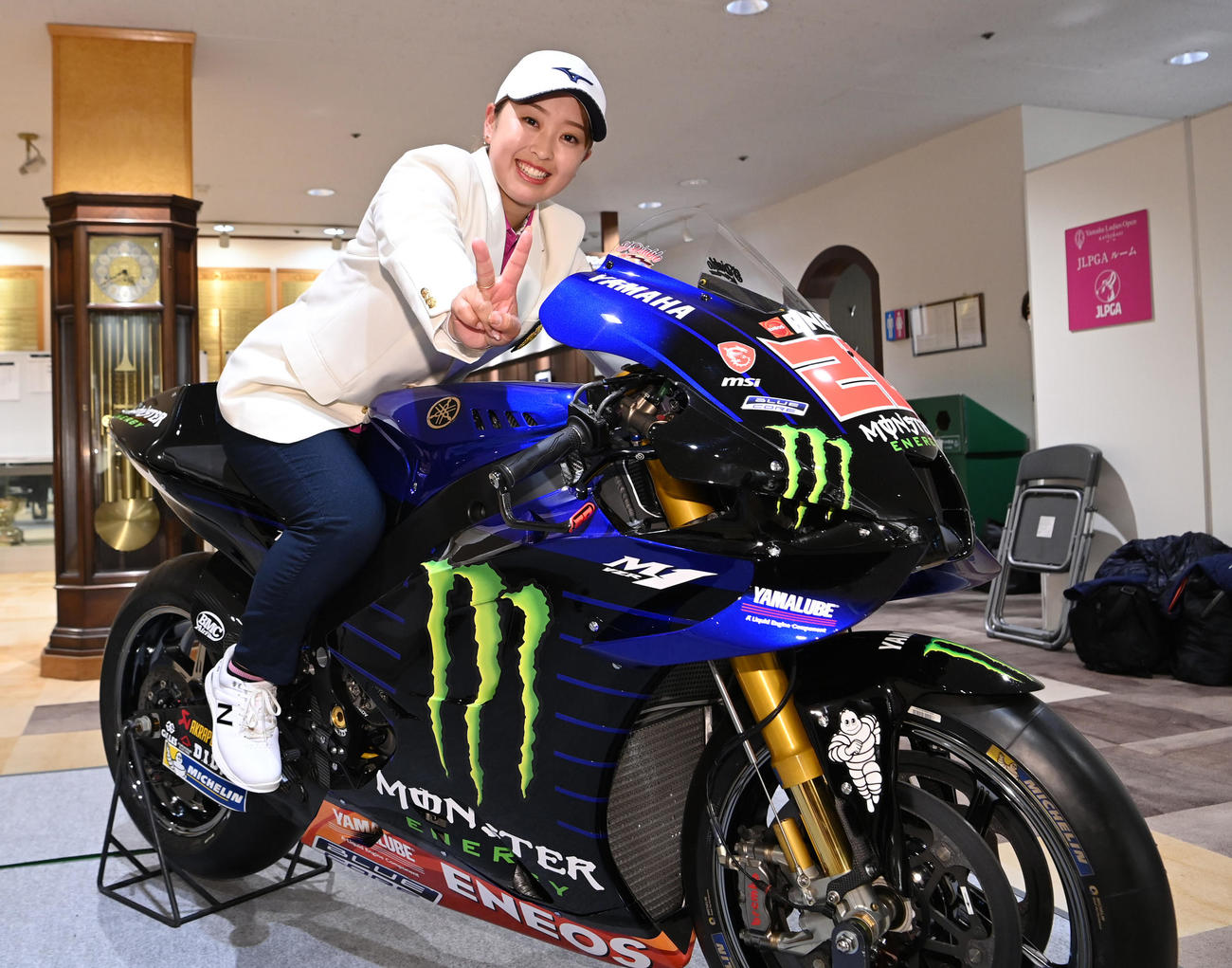 優勝した西郷はヤマハ製のバイクにまたがり笑顔