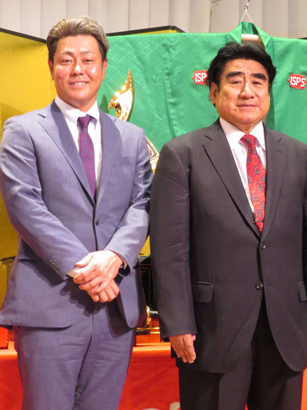 「ISPS HANDA　ゴルフトーナメント！」会見に出席した左から男子ゴルフの谷原秀人とISPS半田晴久会長（撮影・近藤由美子）