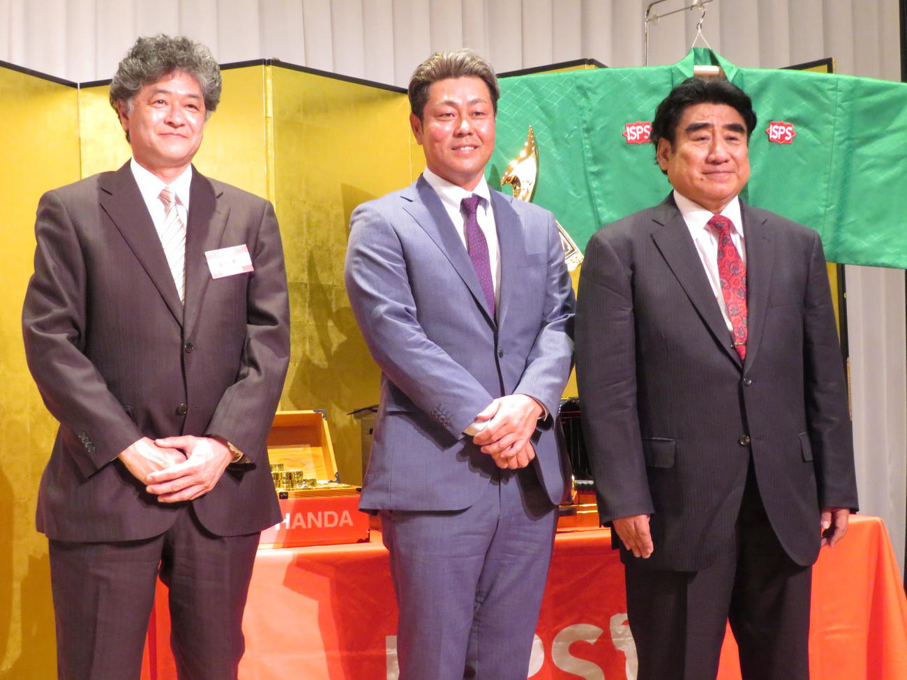 「ISPS HANDA　ゴルフトーナメント！」会見に出席した左からATPゴルフツアー鴇田勇一代表、谷原秀人、ISPS半田晴久会長（撮影・近藤由美子）