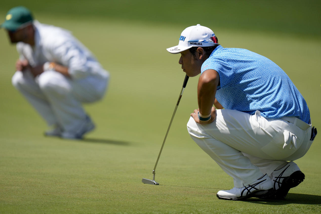 5番のグリーン上でラインを読む松山英樹（AP）