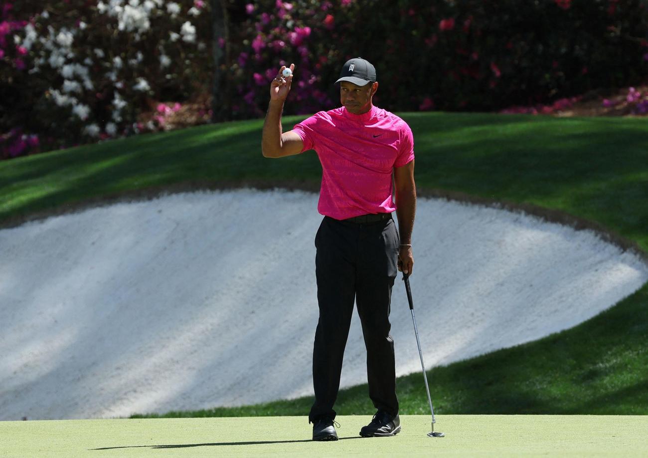13番、バーディーを奪うウッズ（ロイター）