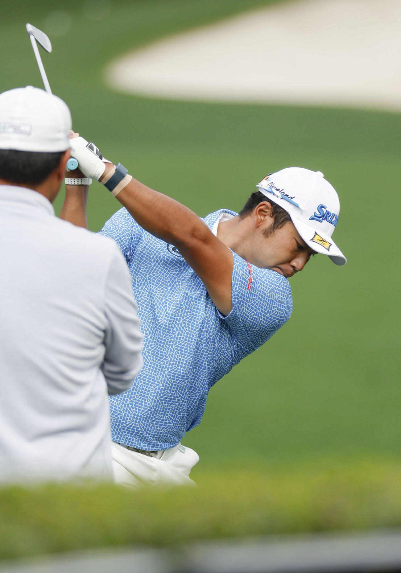 スタートを前に練習場で調整する松山英樹（共同）