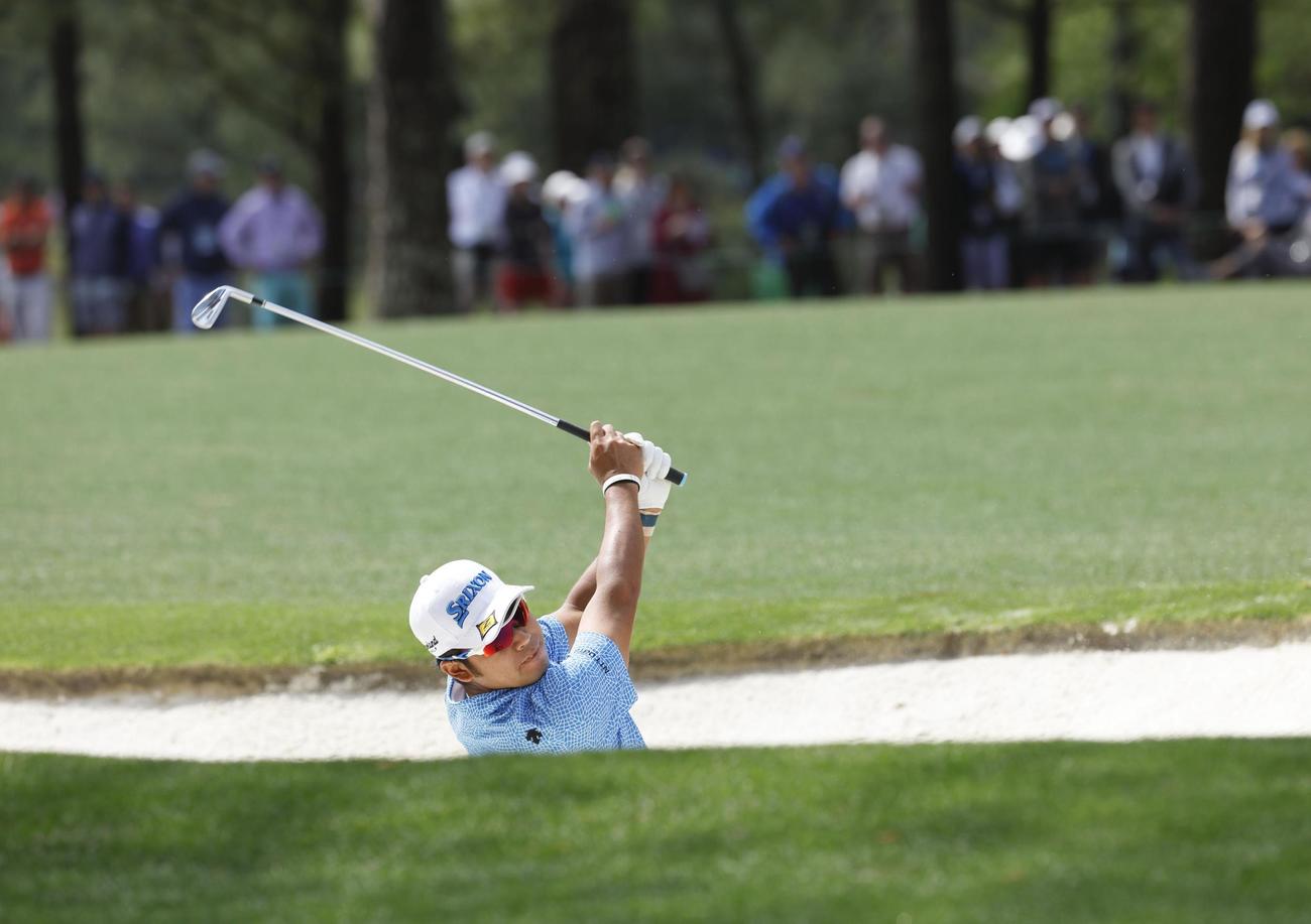 第1ラウンド、1番でバンカーから第2打を放つ松山英樹（共同）