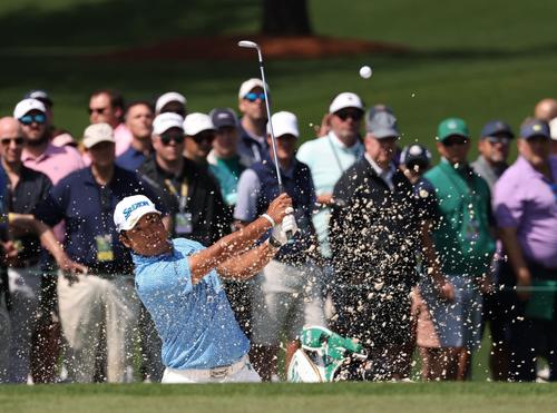 2番ホールでバンカーショットを打つ松山英樹（ロイター）