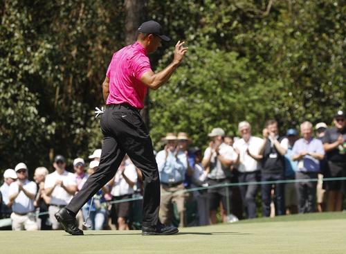 6番でバーディーを取り、ファンの声援に応えるタイガー・ウッズ（ロイター）