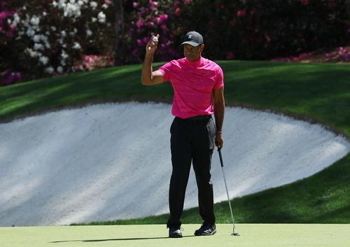 13番、バーディーを奪うウッズ（ロイター）