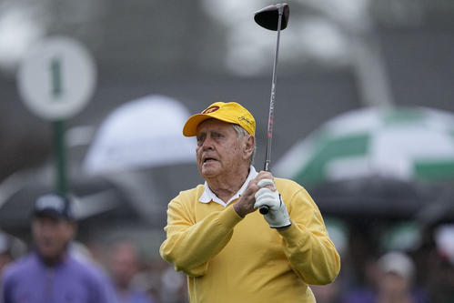 試合前のセレモニーでティーショットを放つジャック・ニクラウス（AP）