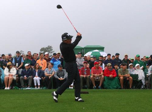 試合前のセレモニーでティーショットを放つゲーリー・プレーヤー（ロイター）