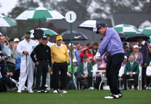 試合前のセレモニーでティーショットを放つトム・ワトソン（ロイター）