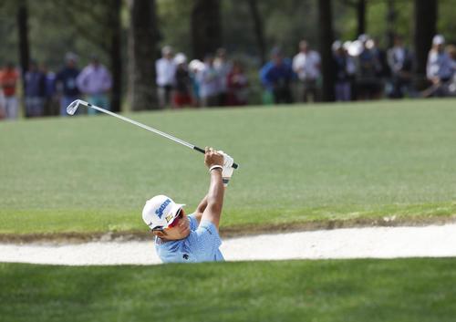 第1ラウンド、1番でバンカーから第2打を放つ松山英樹（共同）