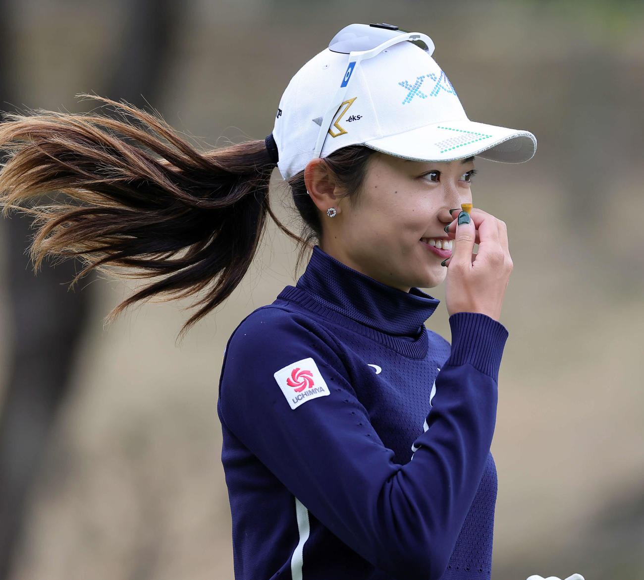 1番、ティーショットを放ち、笑顔で歩き出す安田祐（撮影・浅見桂子）