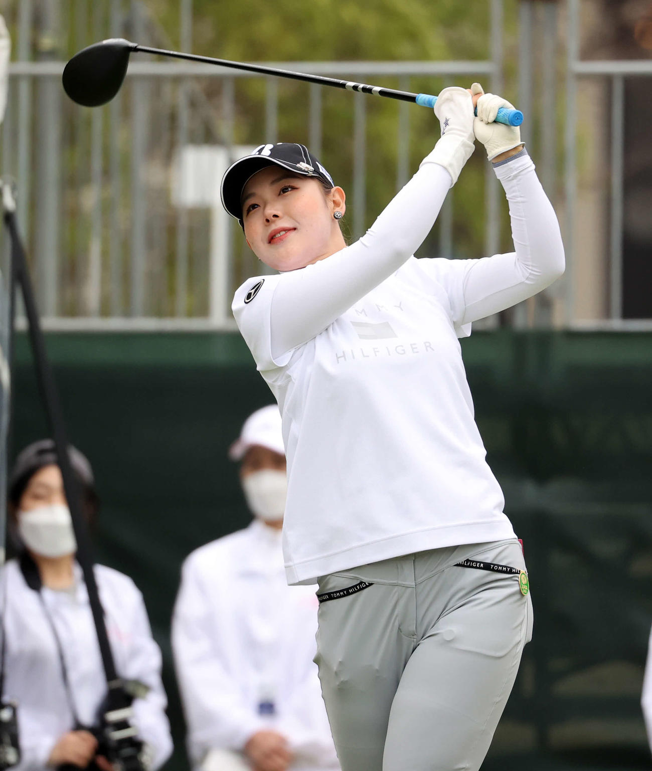 1番、ティーショットを放つ吉田優利（撮影・浅見桂子）