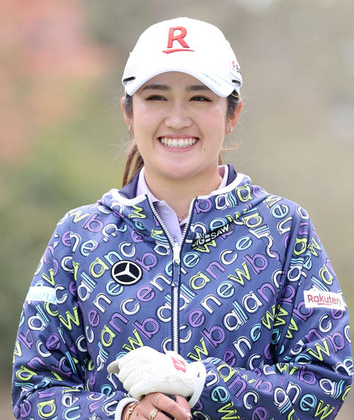 1番、ティーショット前、笑顔の稲見（撮影・浅見桂子）