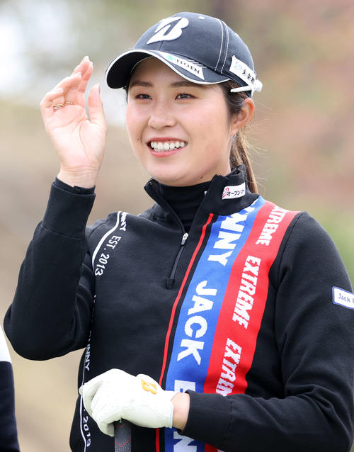 1番、ティーショット前、笑顔の大里（撮影・浅見桂子）