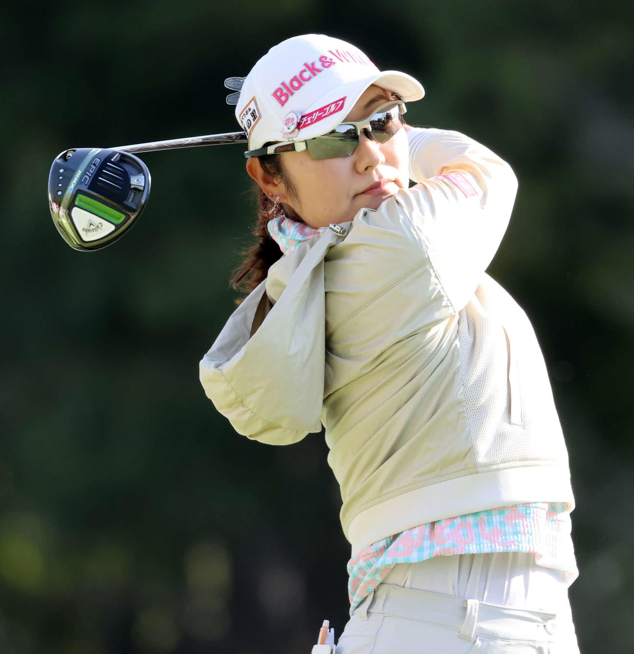 1番、ティーショットを放つ藤田（撮影・浅見桂子）