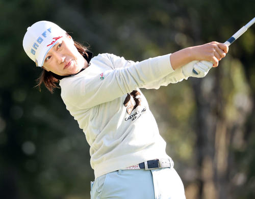 1番、ティーショットを放つ李知姫（撮影・浅見桂子）