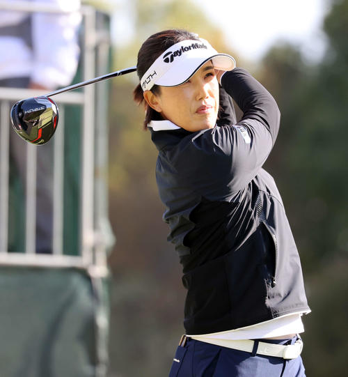 1番、ティーショットを放つ全美貞（撮影・浅見桂子）