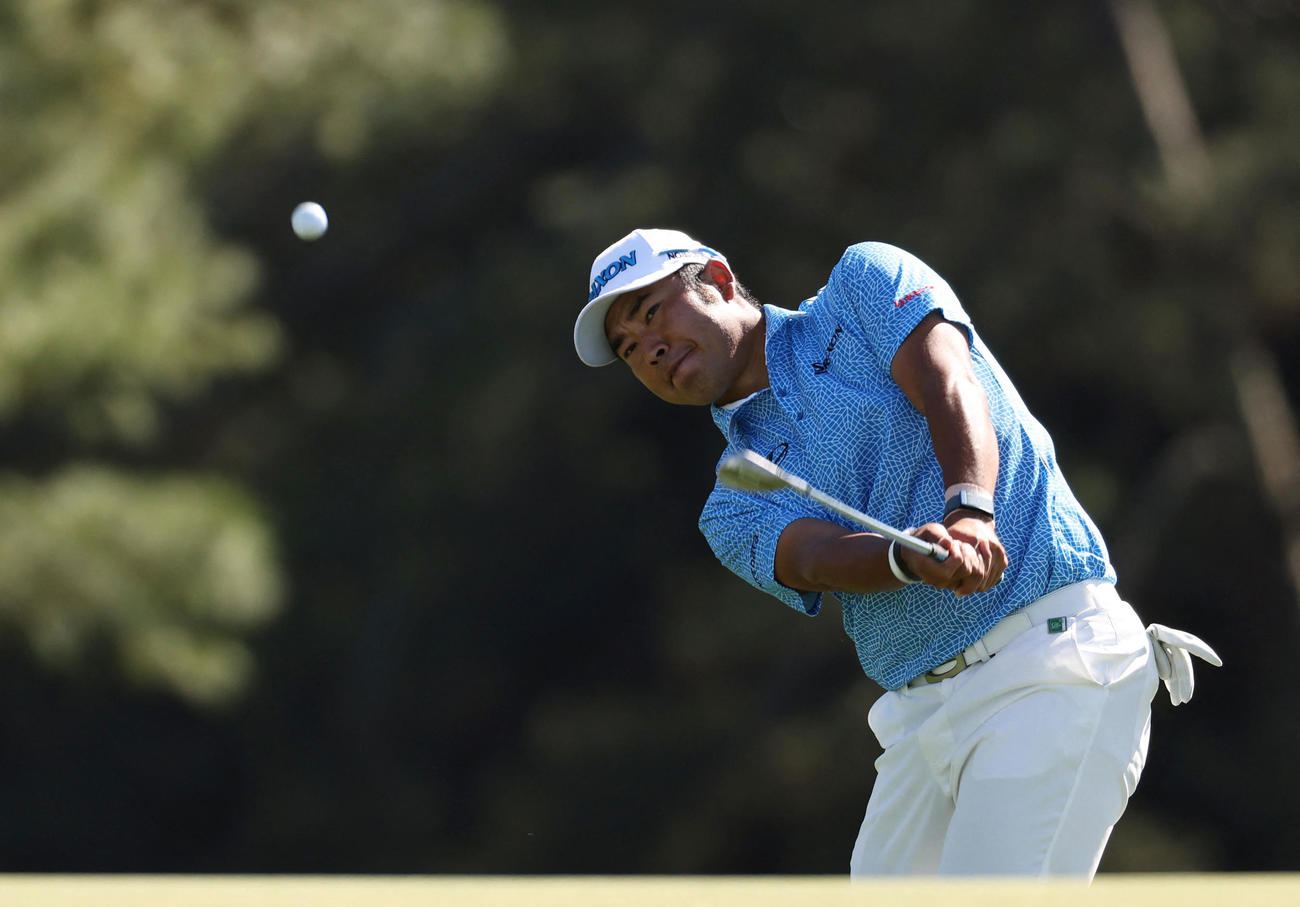 18番、アプローチショットを放つ松山（ロイター）