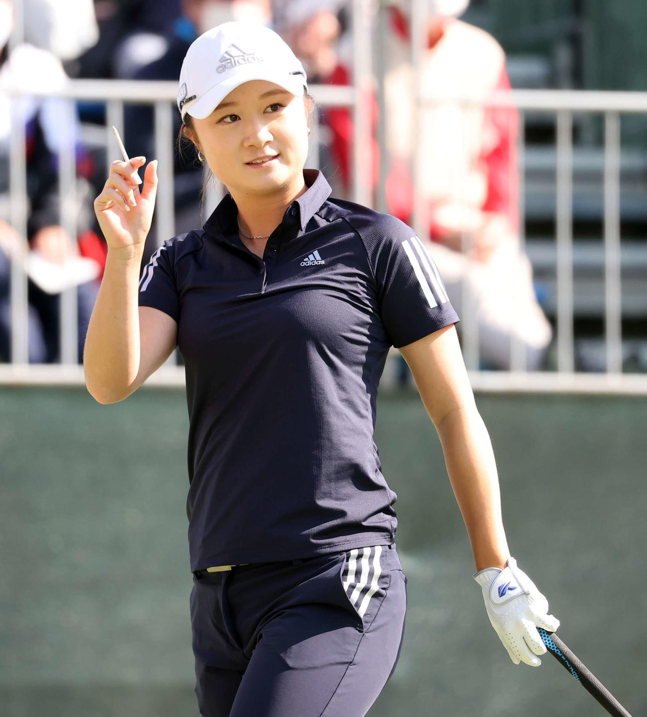 1番、ティーショット後、笑顔を見せる森田（撮影・浅見桂子）