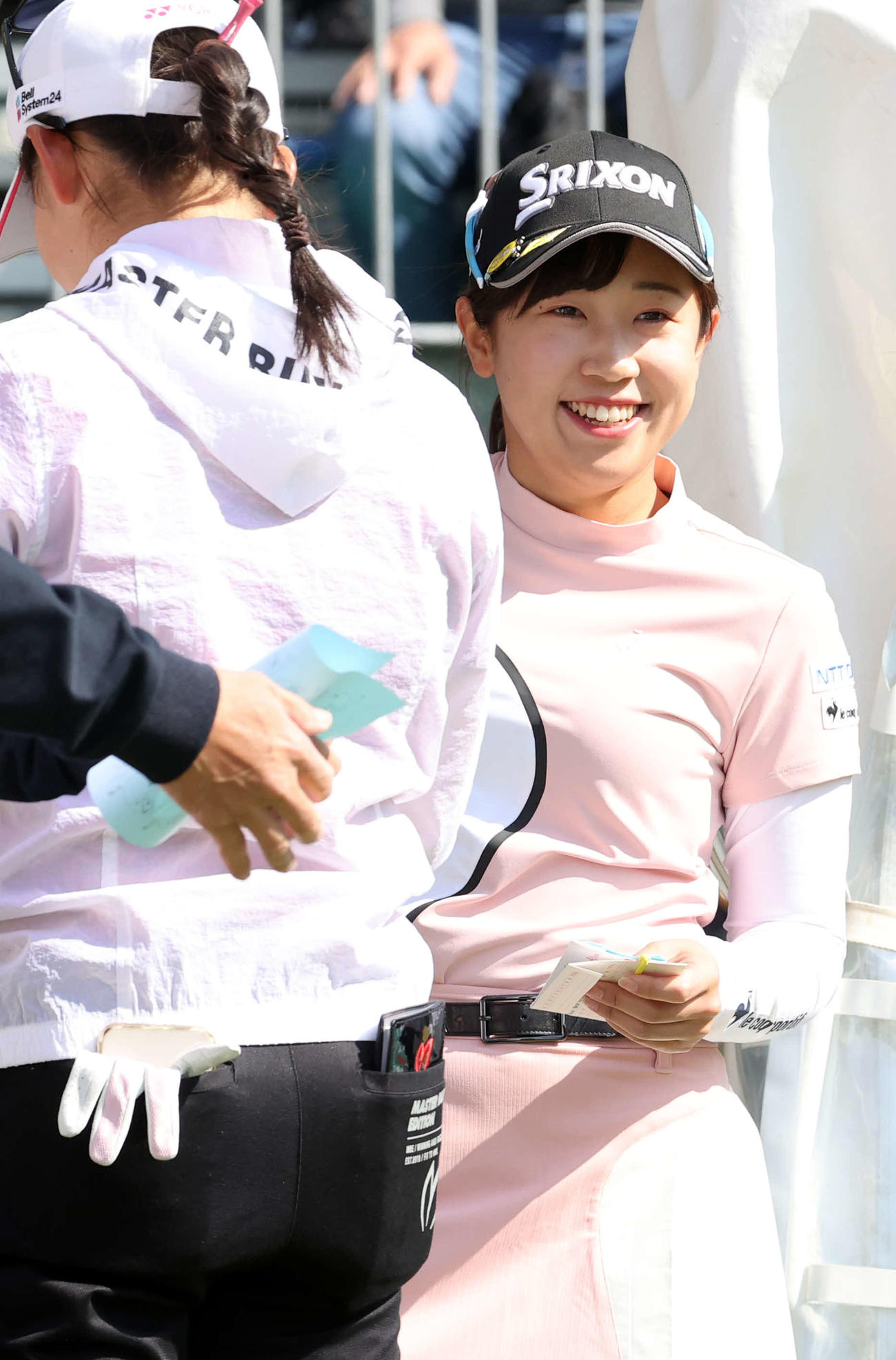 1番、ティーショット前、笑顔の菅沼（撮影・浅見桂子）