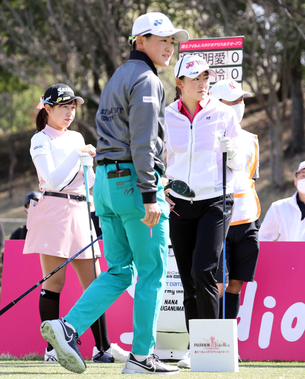 1番、ティーショットをった岩井明（手前）。右は岩井千。左は菅沼（撮影・浅見桂子）