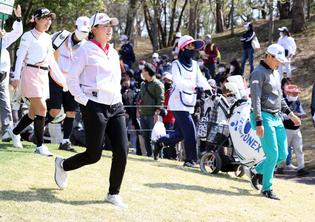1番、ティーショットを放ち歩き出す岩井千（手前）。右は岩井明。左は菅沼（撮影・浅見桂子）