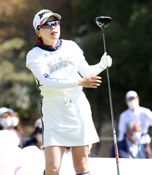 1番、ティーショットを放つ勝（撮影・浅見桂子）