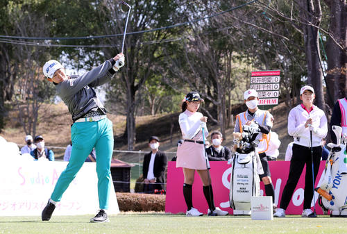 1番、ティーショットを放つ岩井明（左）。右は岩井千。中央は菅沼（撮影・浅見桂子）