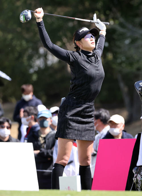 1番、ティーショット前、ストレッチする原英（撮影・浅見桂子）