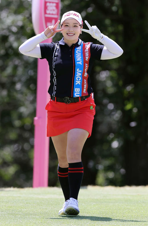 3番、ティーショットを放ち、笑顔でダブルピースする後藤（撮影・浅見桂子）