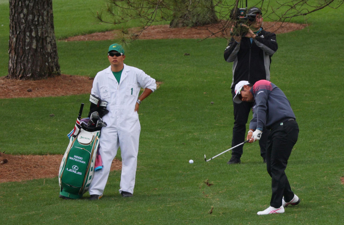 マスターズ第2日　7番、セカンドショットを放つ松山英樹（ロイター）