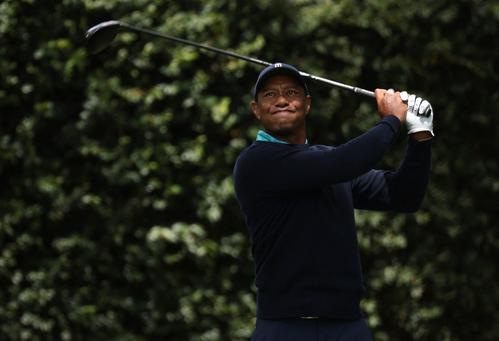 マスターズ第2日　1番、ティーショットを放つタイガー・ウッズ（ロイター）