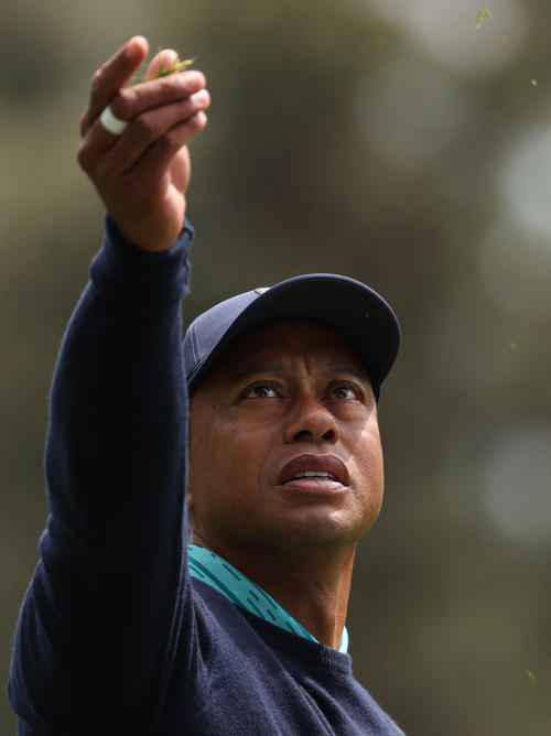 マスターズ第2日　4番、風を読むタイガー・ウッズ（ロイター）