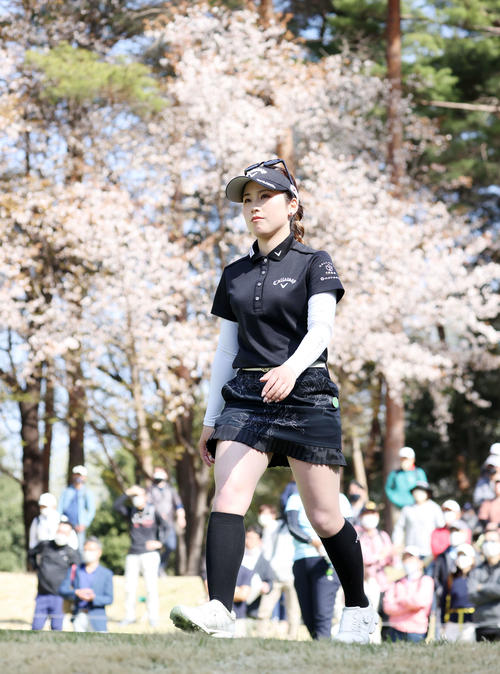 2番、ティーショットを放ち歩き出す西村（撮影・浅見桂子）
