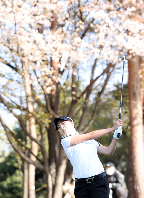 2番、ティーショットを放つ森田（撮影・浅見桂子）