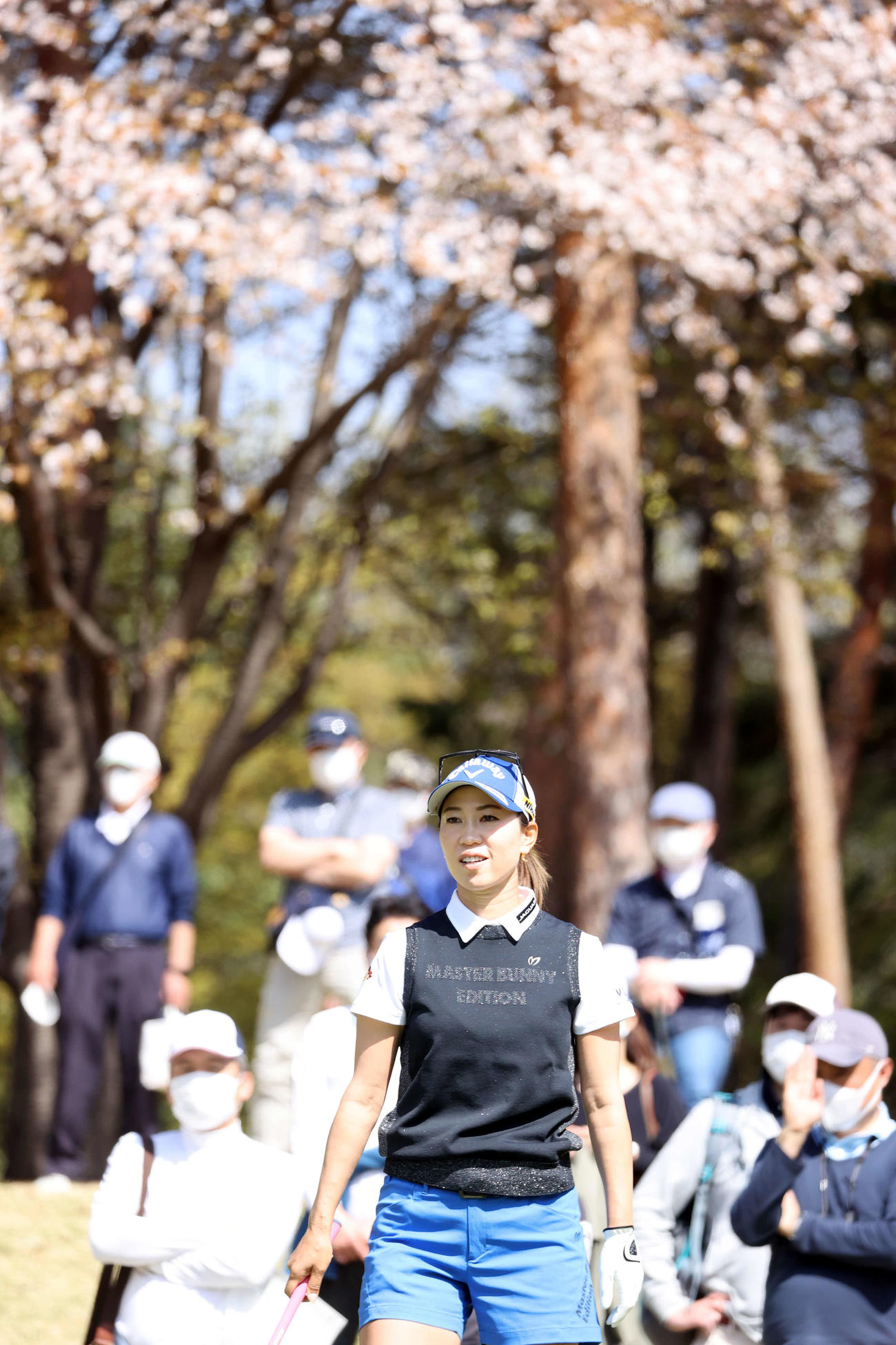 2番、ティーで桜を背に笑顔の上田（撮影・浅見桂子）