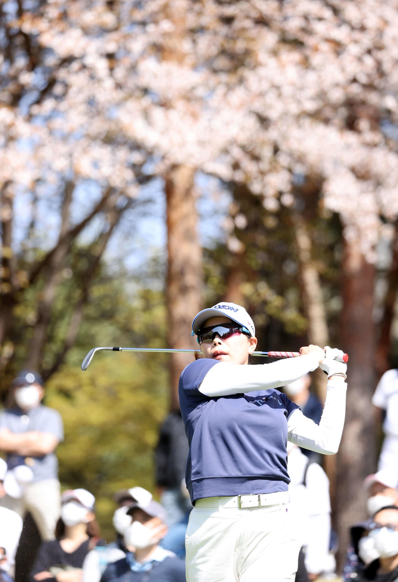 2番、ティーショットを放つ勝（撮影・浅見桂子）
