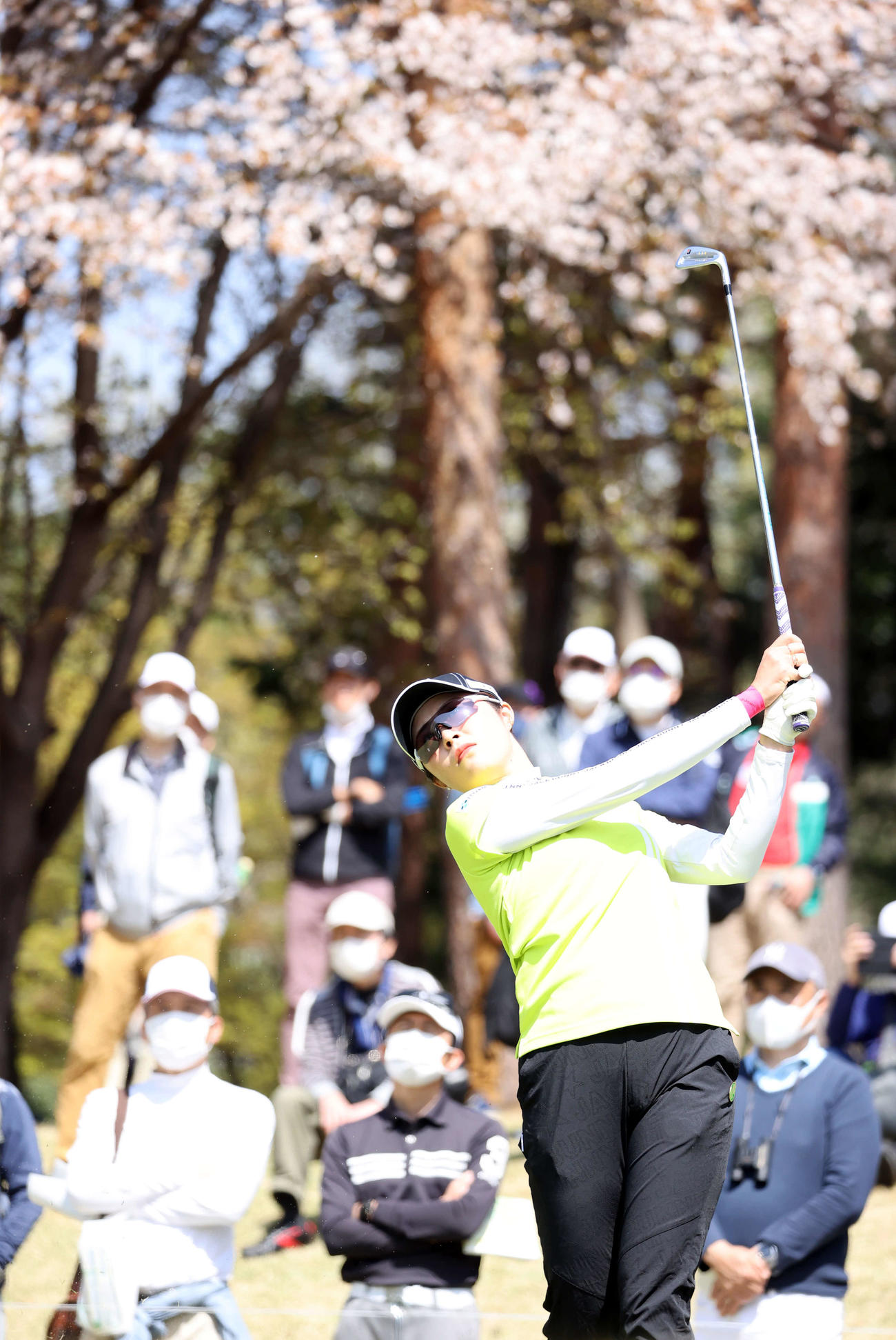 2番、ティーショットを放つ大里（撮影・浅見桂