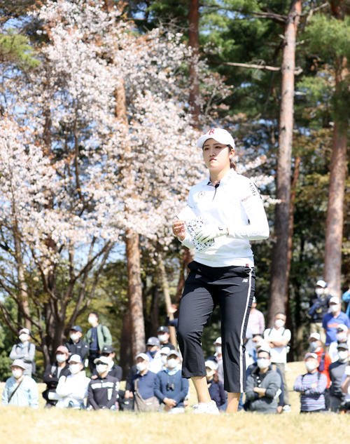 2番、ティーショットを放ち歩き出す稲見（撮影・浅見桂子）