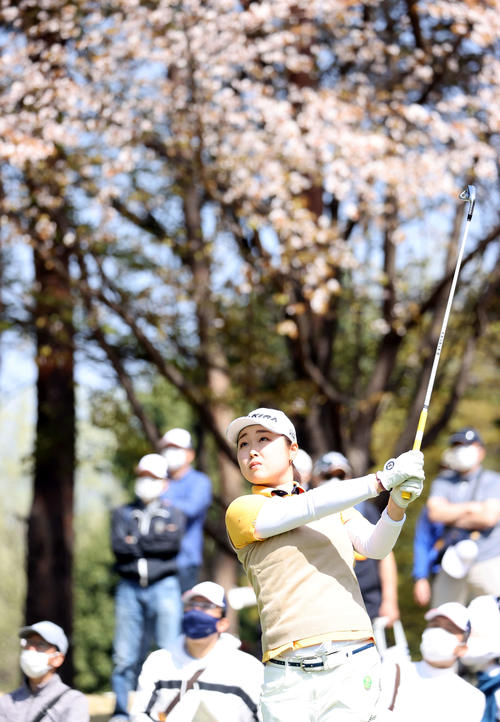 2番、ティーショットを放つ小滝（撮影・浅見桂子）