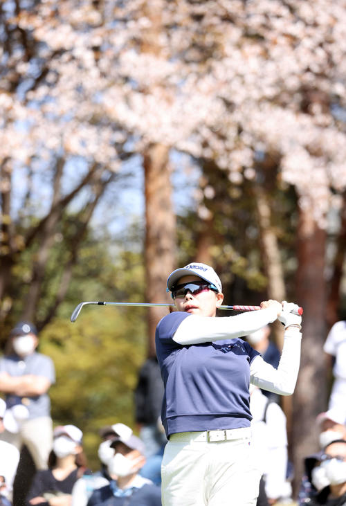 2番、ティーショットを放つ勝（撮影・浅見桂子）