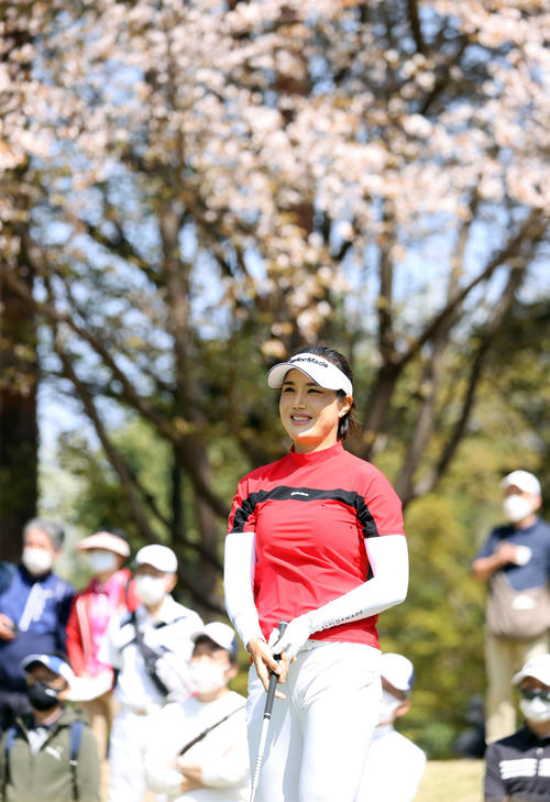 2番、ティーショットを放つ全美貞（撮影・浅見桂子）