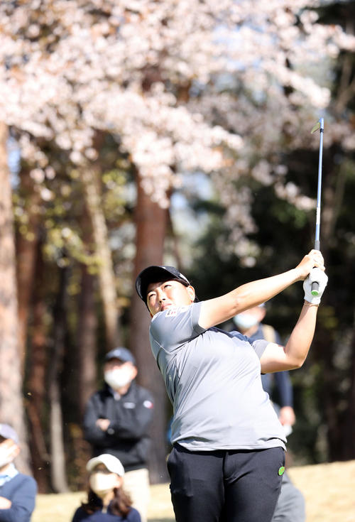 2番、ティーショットを放つ工藤遥（撮影・浅見桂子）