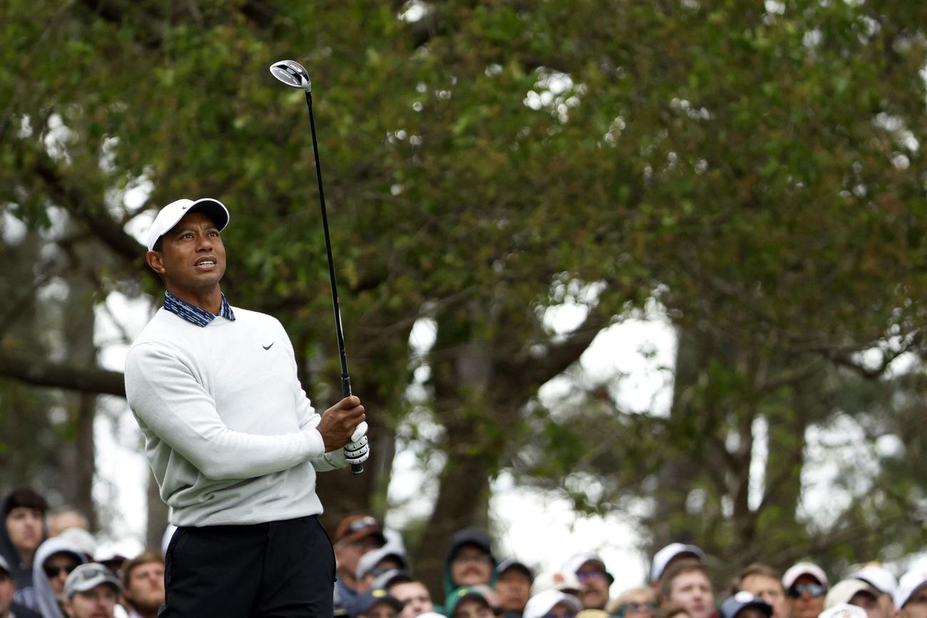 マスターズ第3日　4番、ティーショットを放つウッズ（ロイター）