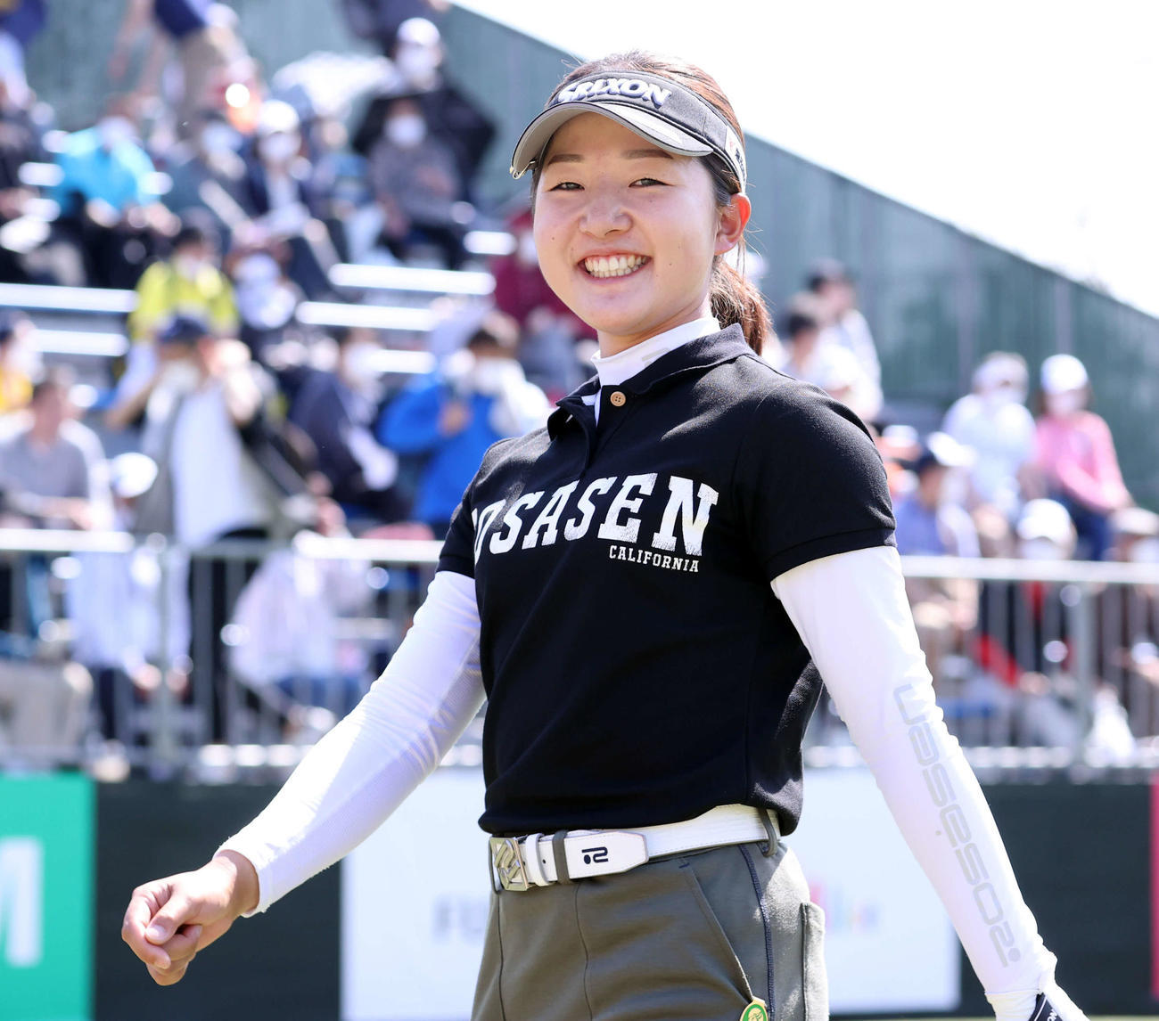 16番でバーディーを決めた岸部は笑顔で17番に向かう（撮影・浅見桂子）