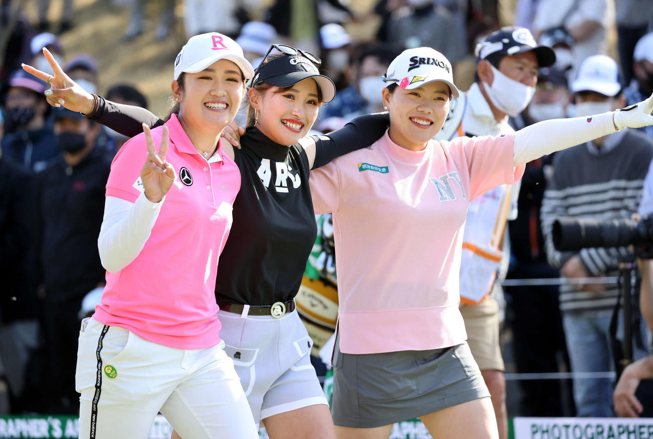 1番、ティーショット後、笑顔でVサインする、左から稲見、臼井、勝（撮影・浅見桂子）